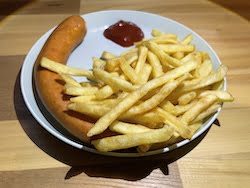Würstchen und Pommes Frites (3,50 € pro Kind)
